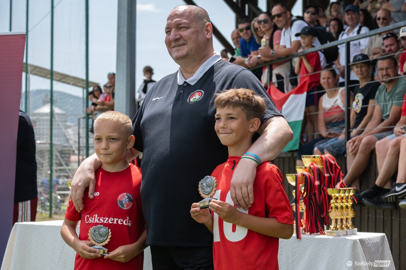 Németh Szilárd országgyűlési képviselő a torna két gólkirályával •  Fotó: Borbély Fanni