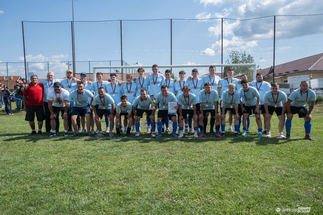 A Csíkszentmártoni SE csapata, a Csík körzeti futball-bajnokság aranyérmese a 2025-2026-os szezonban •  Fotó: Borbély Fanni