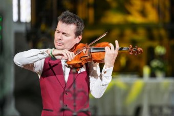 Június elején a Vatikánban koncertezett, a hónap végén Gyimesbükkben lép fel
