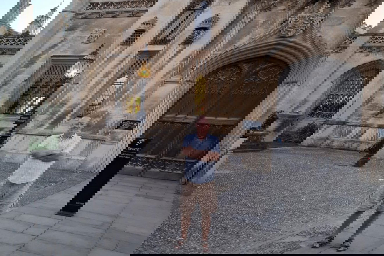 A Cambridge-i Egyetem bejárata előtt •  Fotó: Dobos László