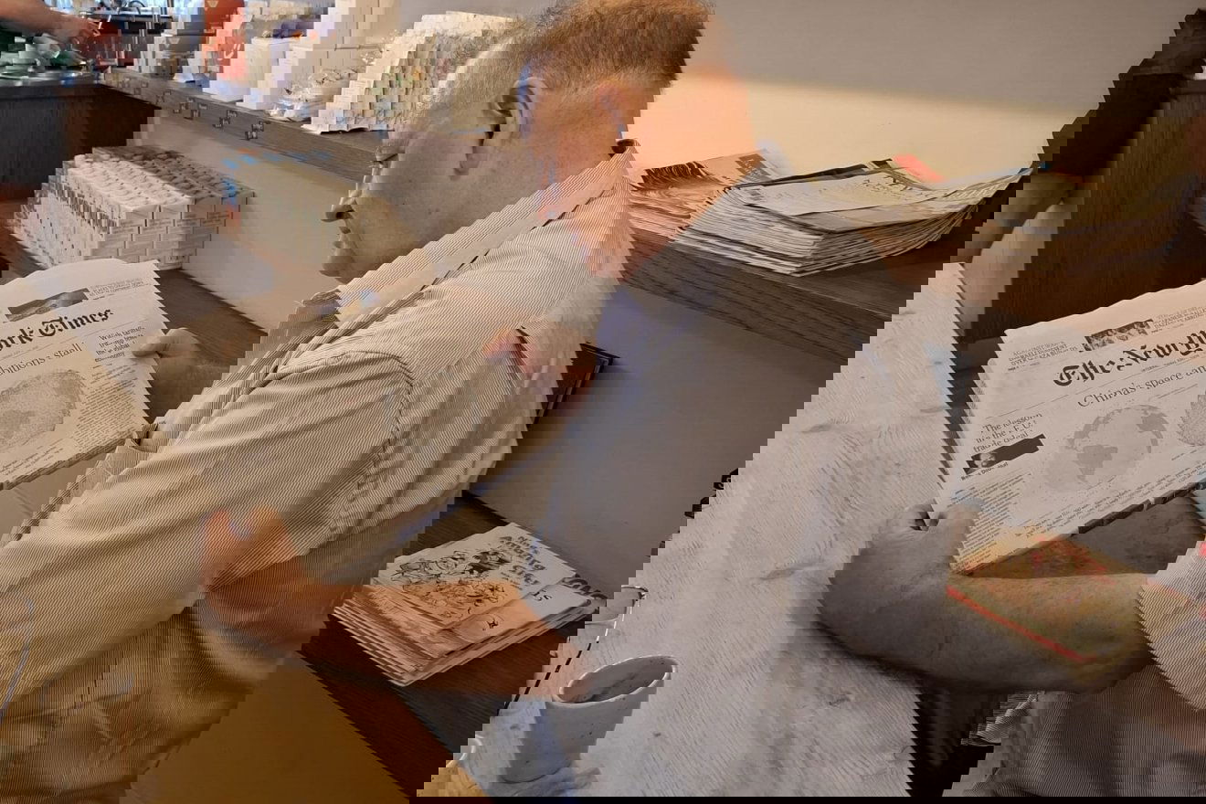 Bármelyik londoni kávéházban még lehet olvasni nyomtatott újságot •  Fotó: Antal Gabriella