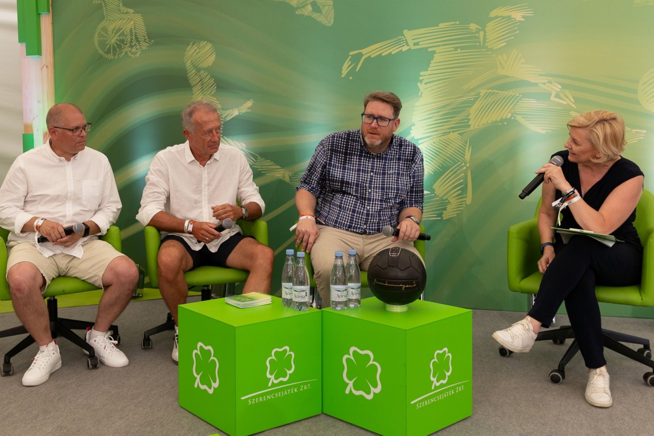 Balról jobbra ifj. Buzánszky Jenő, Bozsik Péter, Szöllősi György és Panulin Ildikó •  Fotó: Halmágyi Zsolt