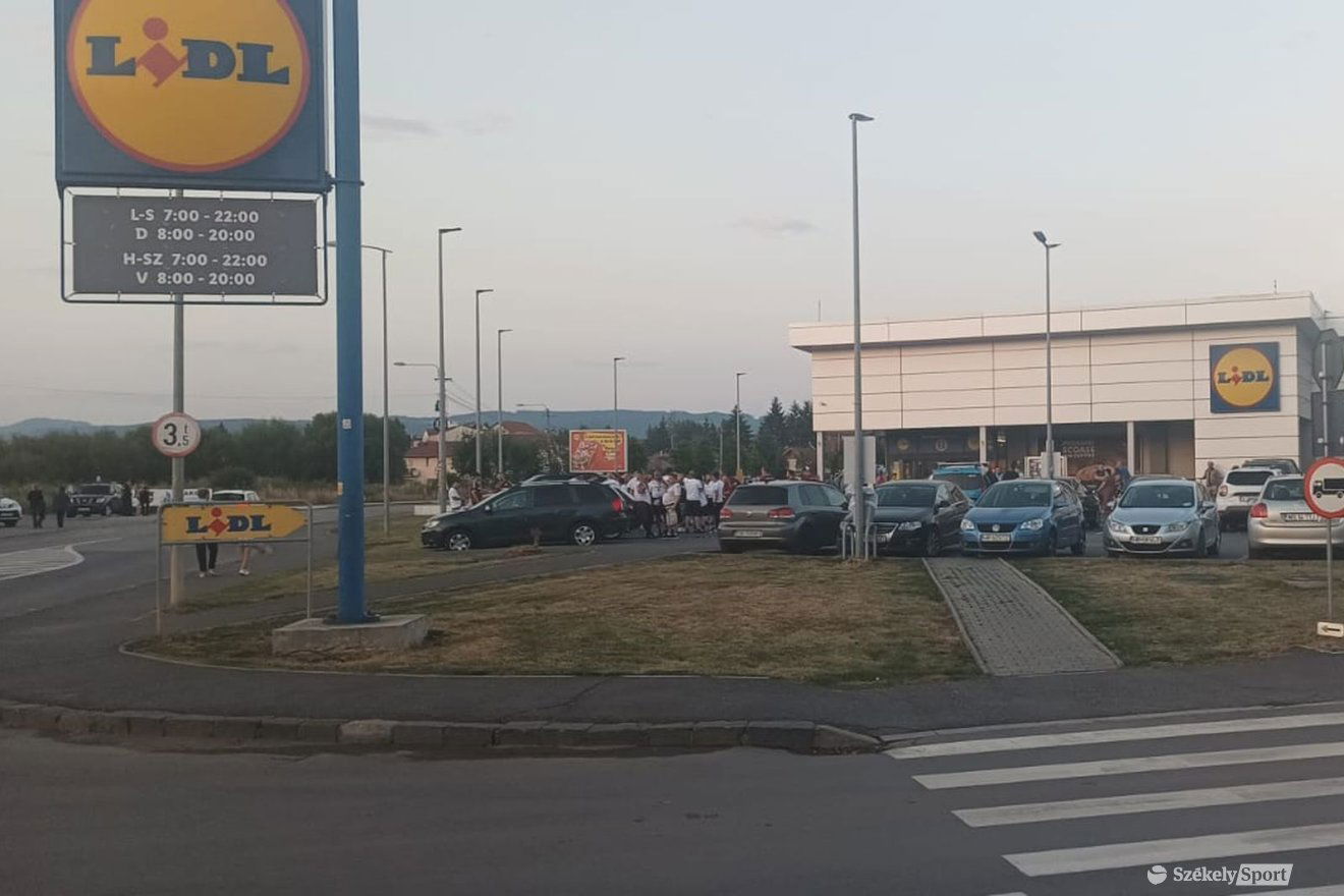 A Rapid szurkolók a Lidl parkolójában gyülekeznek •  Fotó: Szabó Előd-Zsolt