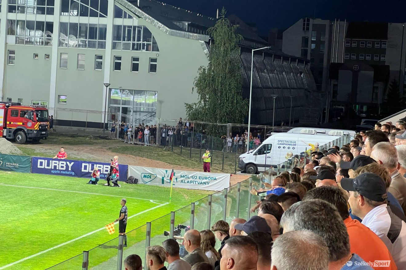 Hatalmas az érdeklődés, a kerítésen kívülről is több százan követik az FK–Dinamo meccset •  Fotó: Orbán László