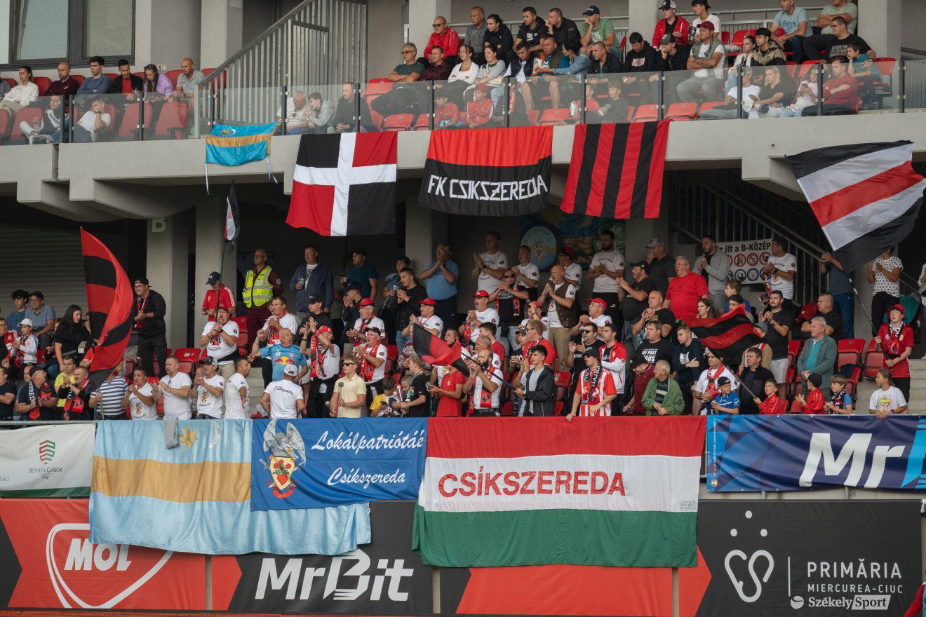 Egyelőre nem tiltották be a magyar zászlót, sem a székely zászlót a futballpályán •  Fotó: Borbély Fanni
