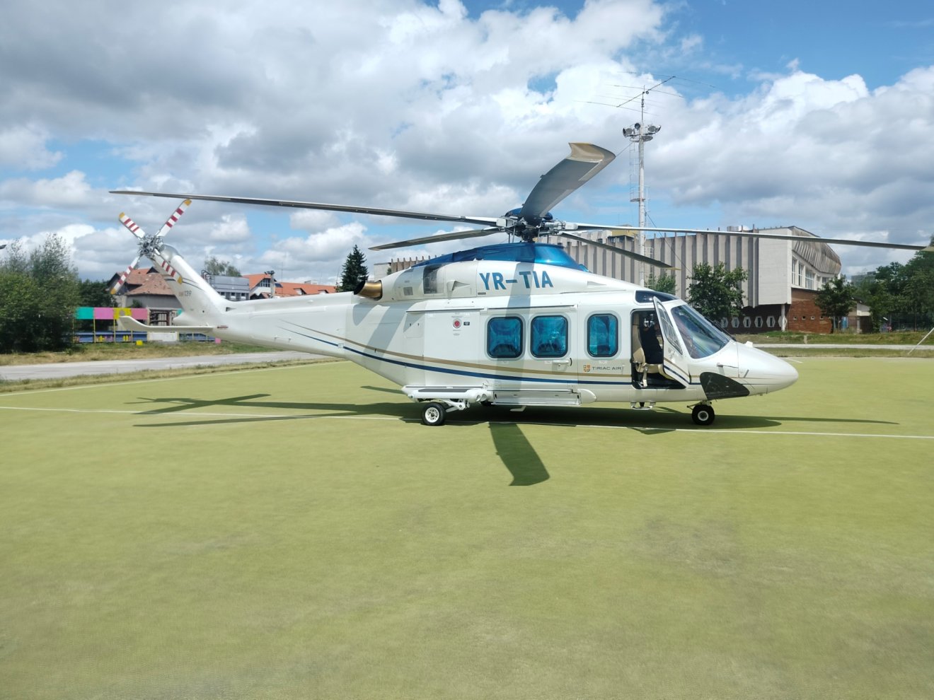 Helikoptere Csíkszeredában a Vákár Lajos Műjégpálya mögötti szabadtéri gyorskorcsolyapálya közepén szállt le •  Fotó: Dobos László