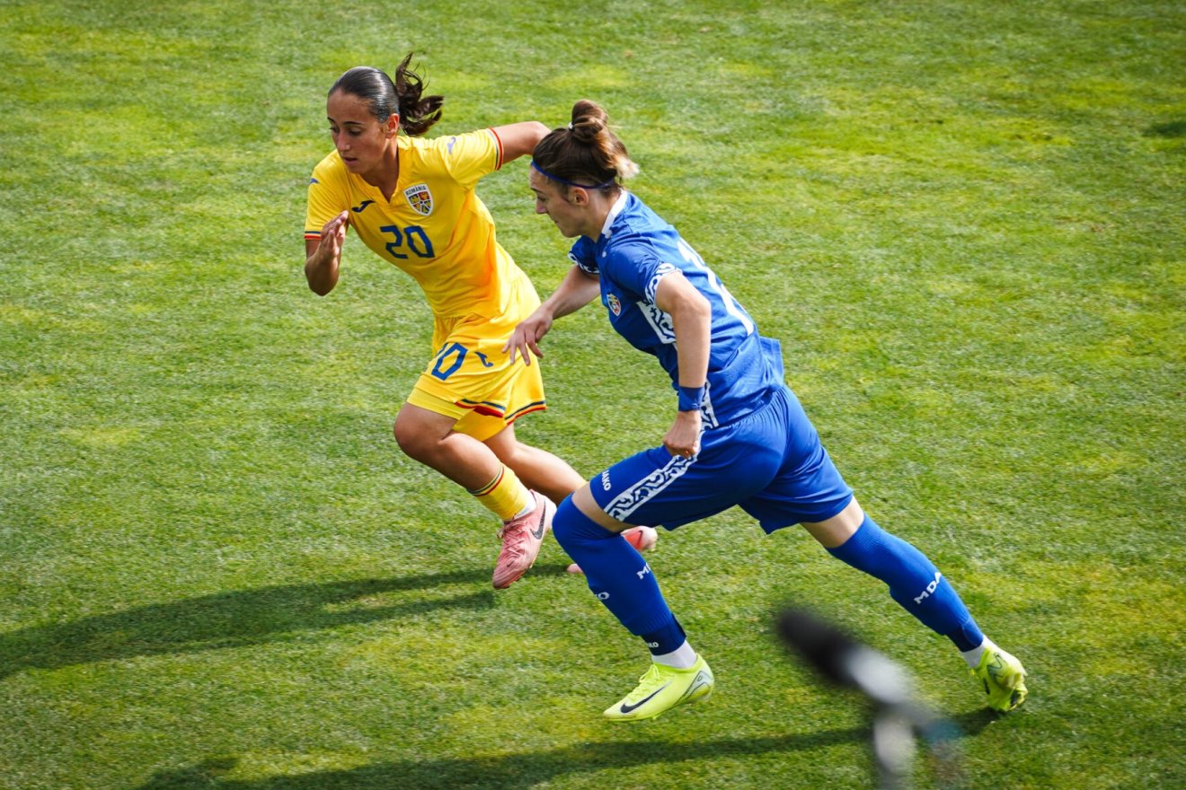 Carina Suciu (20-assal) •  Fotó: Román Labdarúgó-szövetség (FRF)