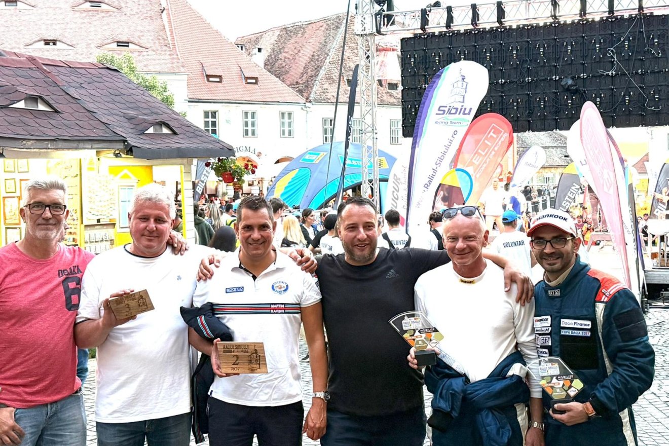 Az R07-es géposztály dobogósai: középen Bíró Antal és Sprencz Tamás, balra Szabó Gergely és Szűcs Gábor •  Fotó: Sprencz Tamás gyűjteményéből