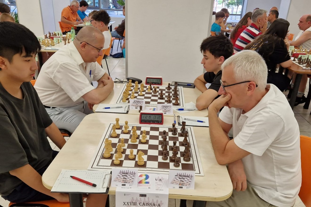 Nagymesterek csatája. Belül (fehér ingben) Grigore és Manolache •  Fotó: Caissa/ Biró Sándor