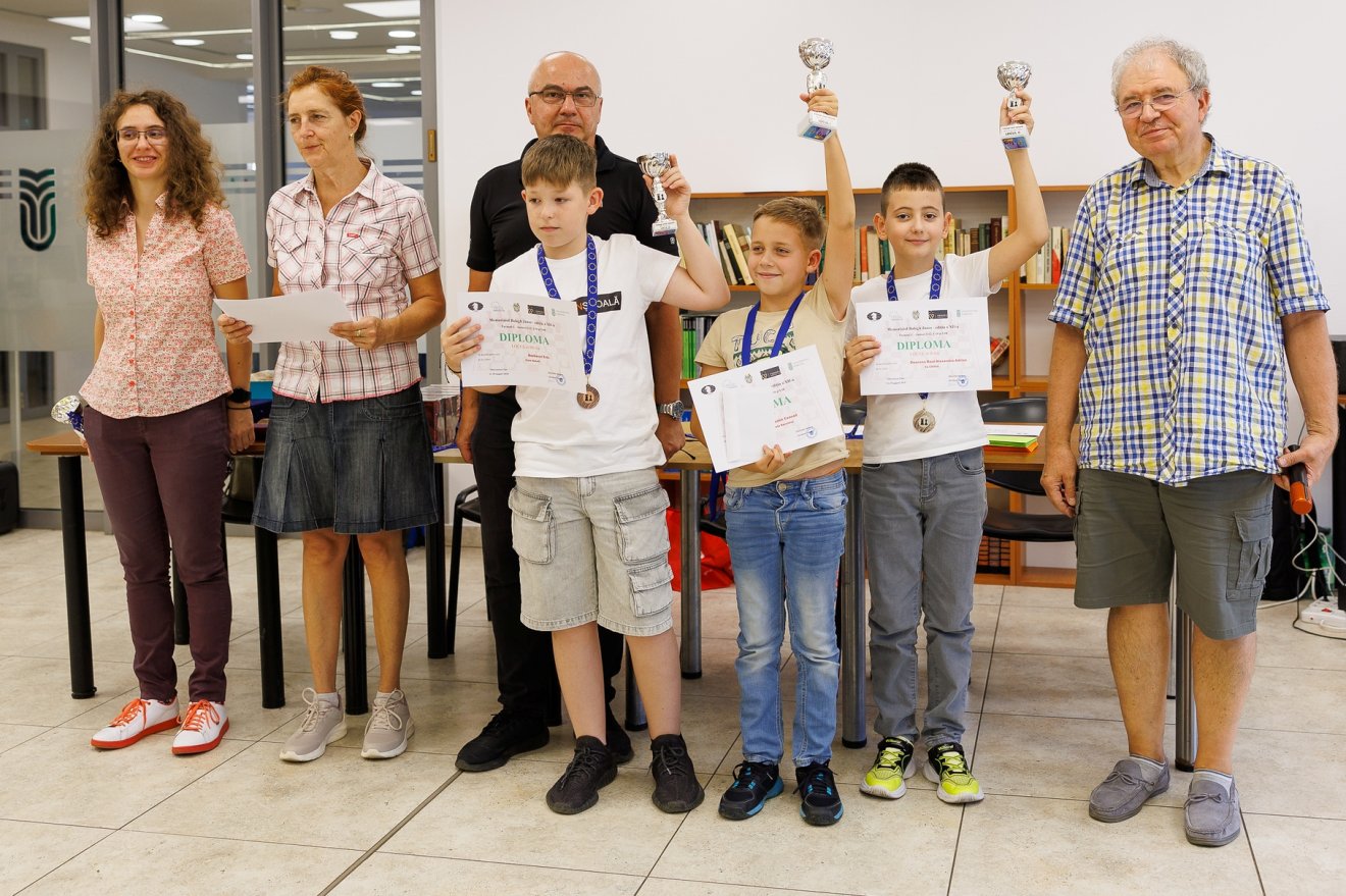 Balogh János-emlékverseny, balról jobbra: Dariana Didiliuc, Gál Imola Katalin, Radu Cătălin Chirilă (versenyvezetők), Eric Berbecel, Benedek Csanád, Raul Deaconu és Biró Sándor. •  Fotó: Biró Zoltán