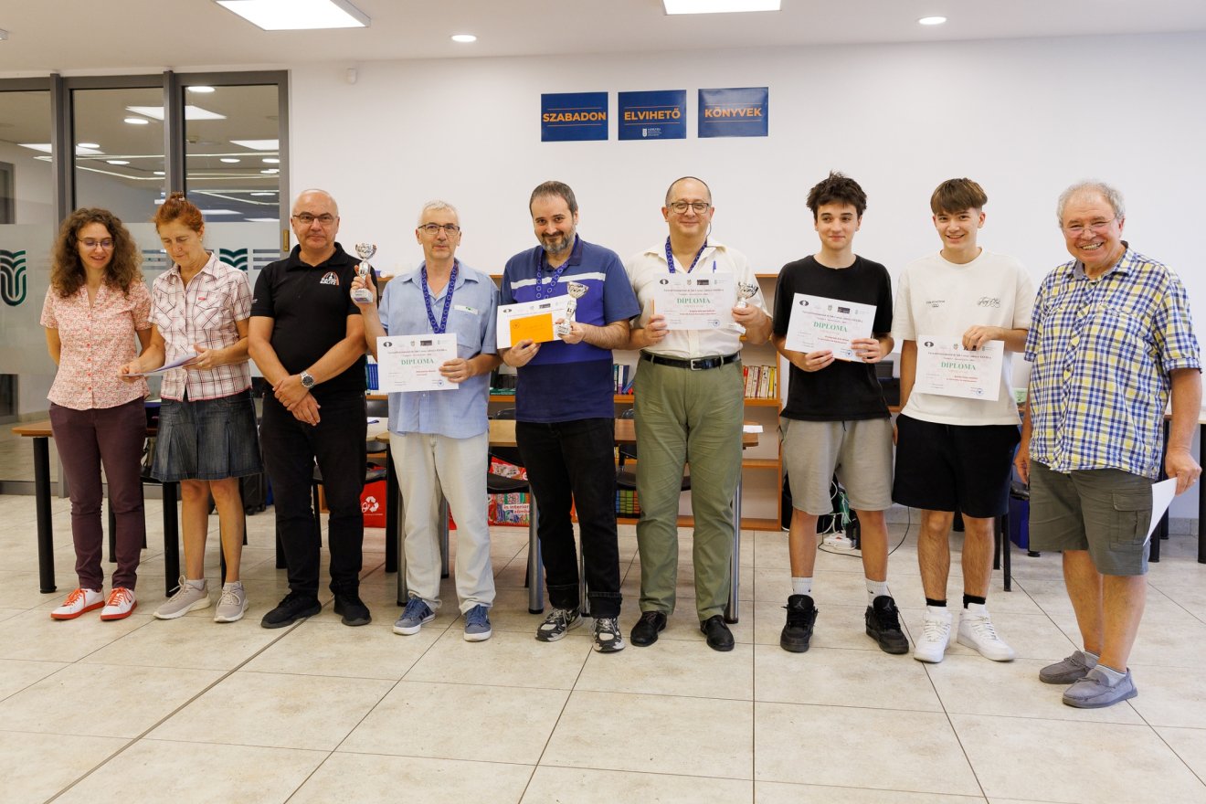 Caissa A-verseny, balról jobbra: Dariana Didiliuc, Gál Imola Katalin, Radu Cătălin Chirilă (versenyvezetők), Marius Manolache, Claudiu Dobre, George Grigore, Eric Prelipcean, Tudor Dănilă és Biró Sándor. •  Fotó: Biró Zoltán
