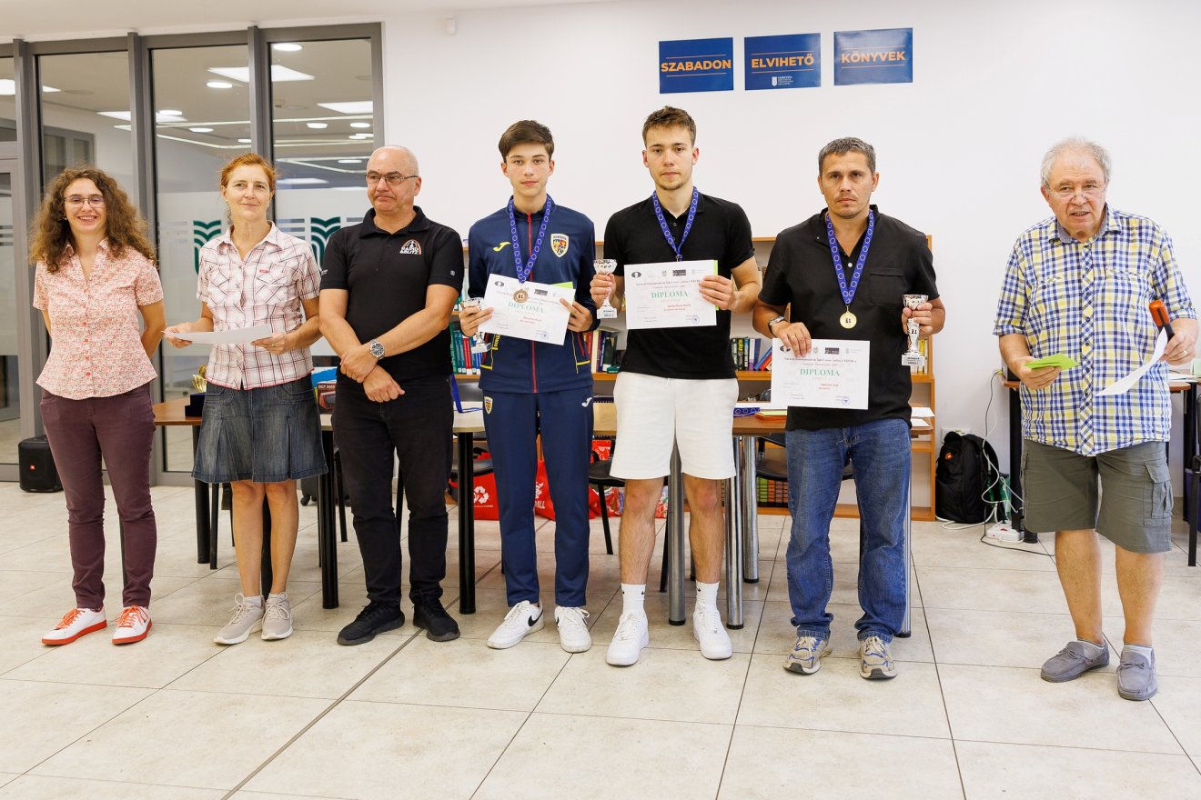 Caissa B-verseny, balról jobbra: Dariana Didiliuc, Gál Imola Katalin, Radu Cătălin Chirilă (versenyvezetők), Matei Mocăniță, David Donici-Maier, Iurij Tatarciuc és Biró Sándor. •  Fotó: Biró Zoltán