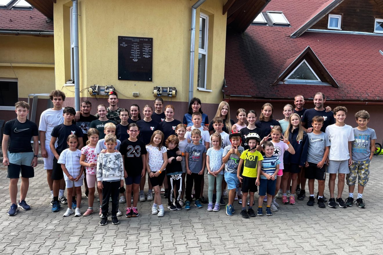 A csíkszeredai alpesi sízők és edzőik Hargitafürdőn •  Fotó: Csíkszeredai ISK