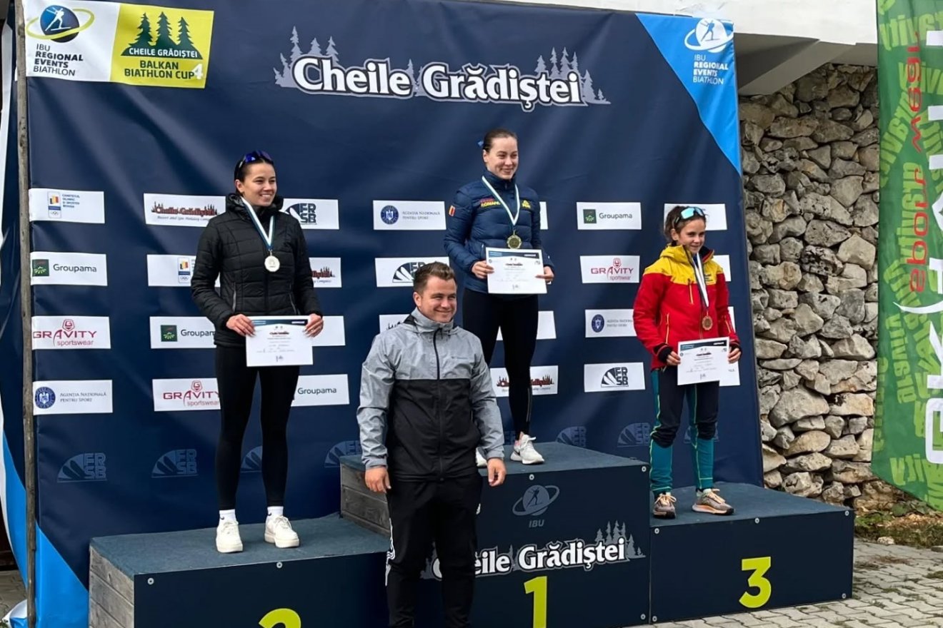 Kelemen Szidónia (jobbról) bronzérmet szerzett •  Fotó: Román Sí- és Biatlon-szövetség (FRSB)