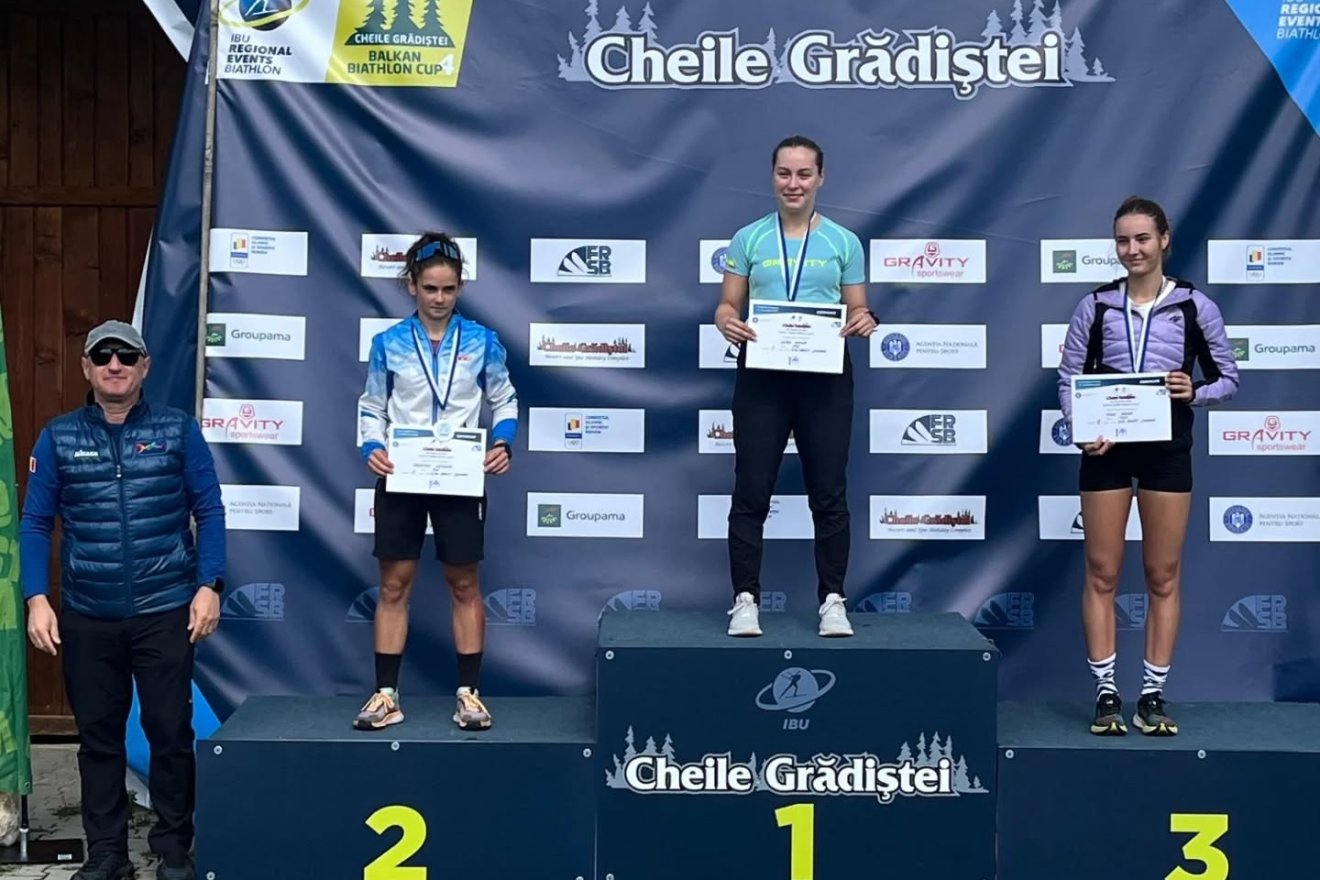 Kelemen Szidónia (balról) a második nap is dobogós helyen zárt •  Fotó: Román Sí- és Biatlon-szövetség (FRSB)