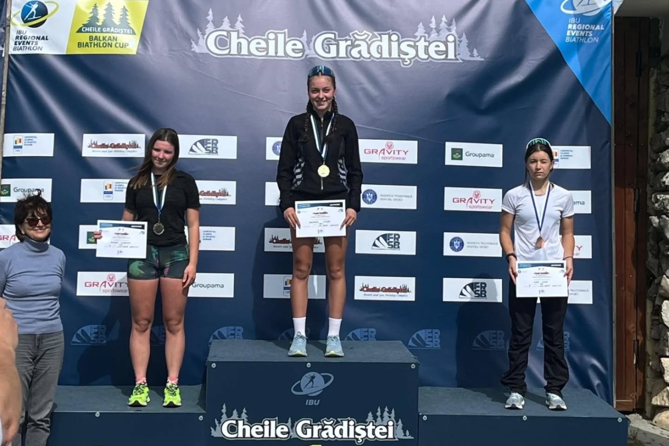 Kurkó Janka Dóra (jobbról) bronzérmes lett •  Fotó: Román Sí- és Biatlon-szövetség (FRSB)