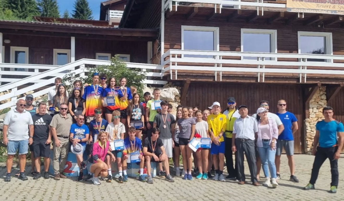 Csoportkép a bajnokság dobogósaival •  Fotó: Csíkszeredai ISK