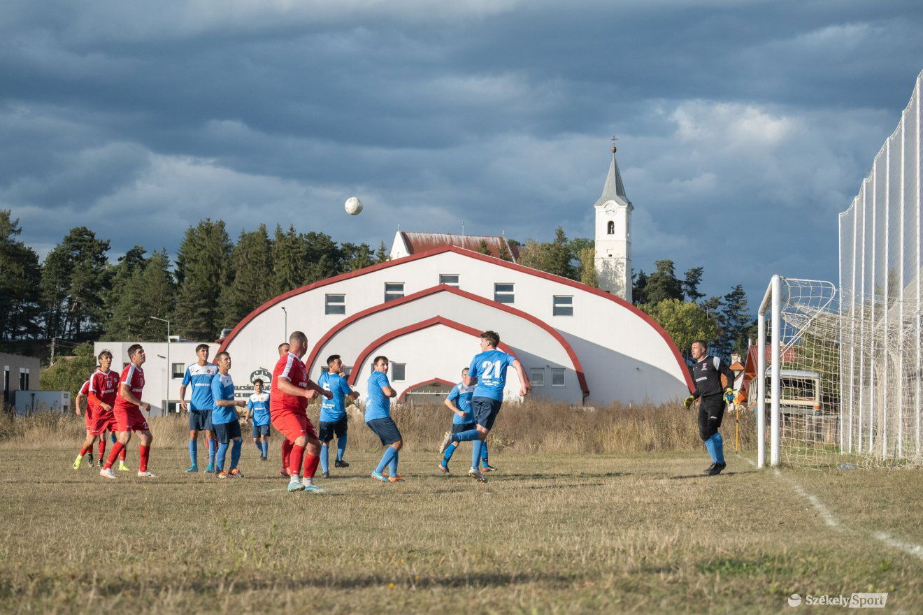 Ötgólos hazai sikerrel zárult a Karcfalva–Gyimesközéplok összecsapás. A hazai gárda már az első negyedóra után három góllal vezetett. • Fotó: Borbély Fanni