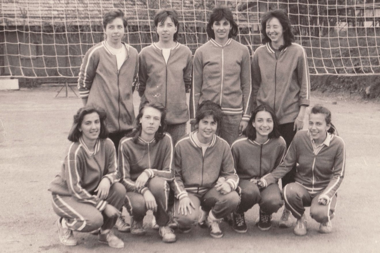 A csíkszeredai röplabdacsapat az 1990-es évek elején – a helyi röplabdaélet aranyidőszakának egyik utolsó emléke •  Fotó: Sorbán Zsófia gyűjtemányéből