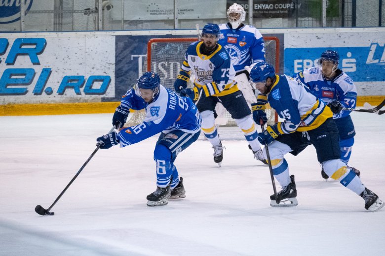 Elnapolták a Sportklub–Corona hokimeccset