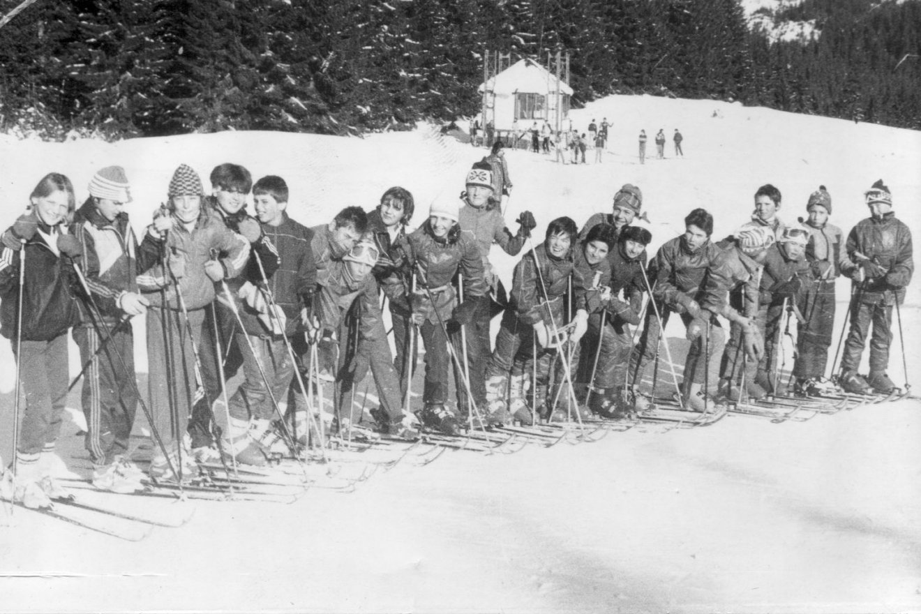 A csíkszeredai sportiskola fiatal sízői Hargitafürdőn, 1990-ben •  Fotó: Dobos László gyűjteménye
