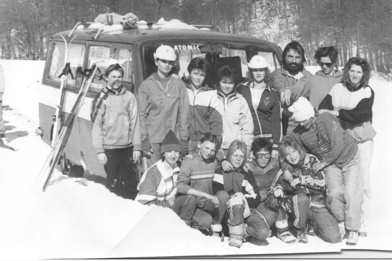 A csíkszeredai sportiskola fiatal sílövői edzőjükkel, Márton Simonnal •  Fotó: Dobos László gyűjteménye