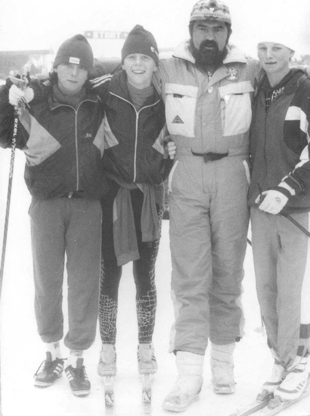 Márton Simon edző tanítványaival. Jobbról Xántus Bíborka, balról Tófalvi Éva • Fotó: Dobos László gyűjteménye