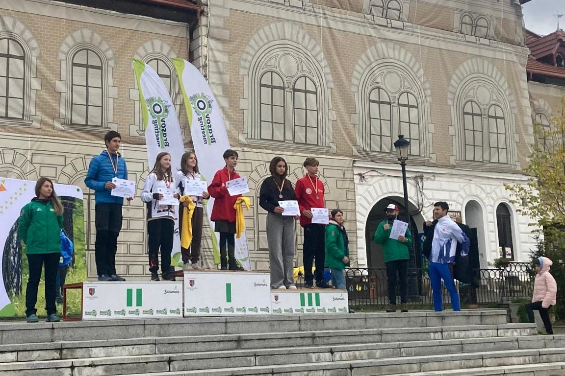A városi sprintbajnokság díjazása: a 14 éveseknél György Gergő 2. hely, Ráduly Zsuzsanna Mária 3. hely •  Fotó: VSK Csíkszereda