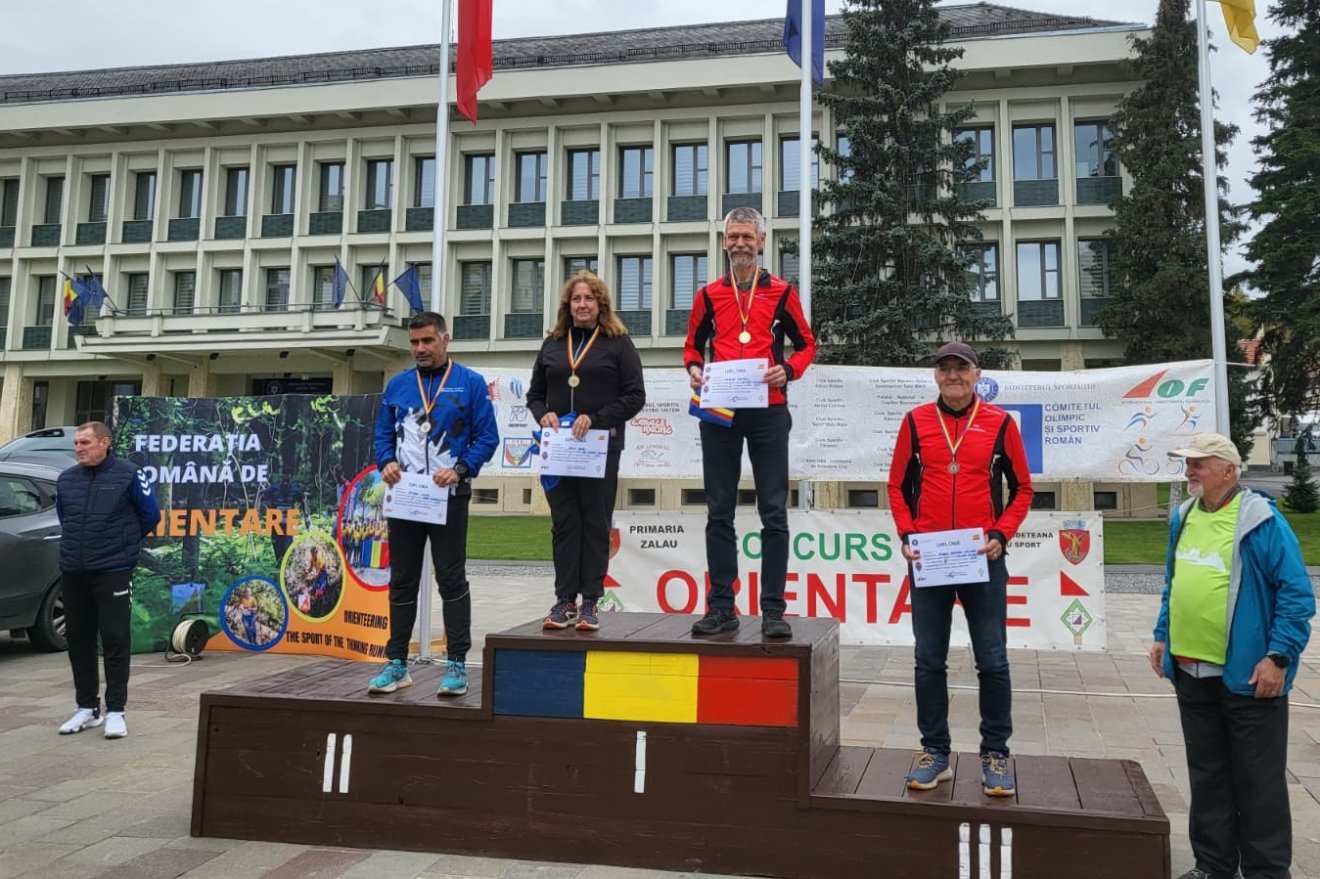 Az éjszakai bajnokság dobogósai az F55-ös korosztályban. Szalay Zoltán az első, Ráduly Róbert Kálmán pedig a harmadik helyen végzett •  Fotó: VSK Csíkszereda