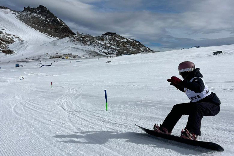 Kezdődik a snowboardszezon, a legjobb székelyföldi hódeszkások Ausztriában edzőtáboroznak