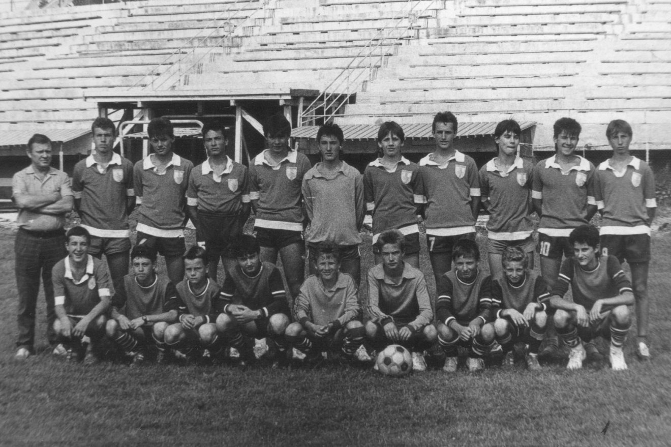A csíkszeredai sportiskola futballcsapata 1987-ben. A felső sorban jobbról az első Ilyés Róbert •  Fotó: Dobos László gyűjteménye