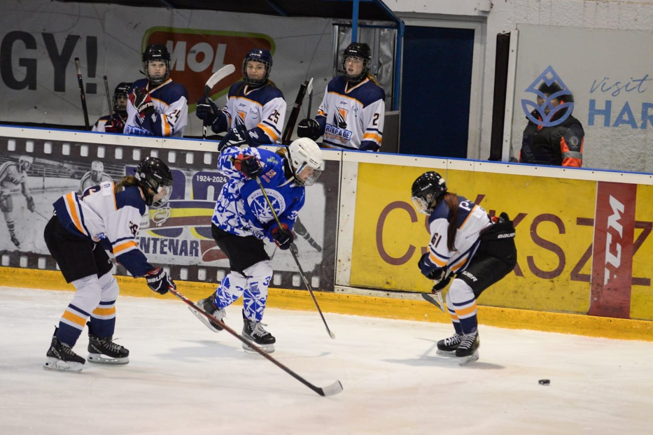 &bullet;  Fotó: Csíkszeredai Sportklub Női Jégkorong/Pál Zoltán