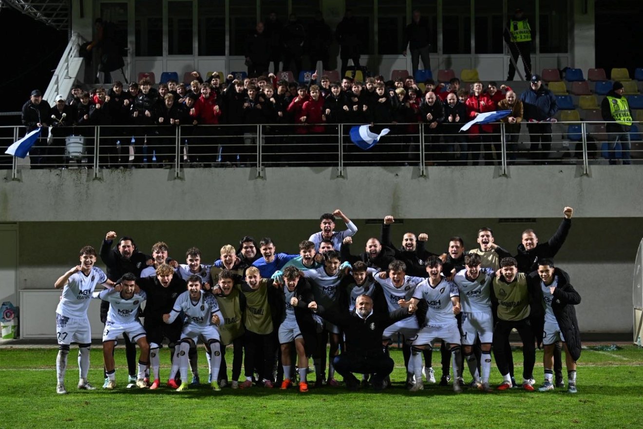 A Székelyföld Labdarúgó Akadémia U15-ös és U16-os csapata a Puskás Akadémiának szurkolt •  Fotó: facebook/ Puskás Akadémia