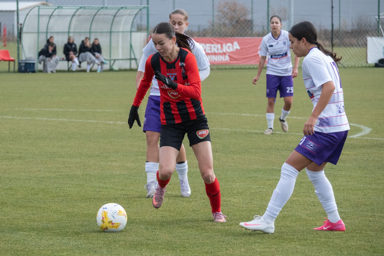 Az utóbbi időben Geréd Erika (középen, piros-feketében) a romániai női válogatott kezdőcsapatában kapott helyet •  Fotó: Borbély Fanni