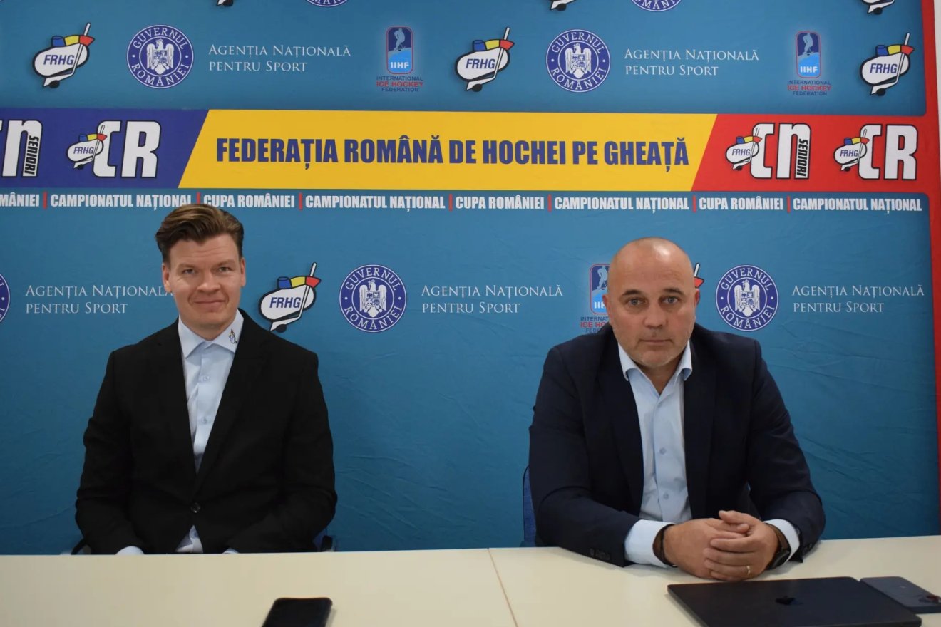 Markus Juurikkala és Nagy Attila Ferenc a bukaresti sajtótájákoztatón •  Fotó: Román Jégkorong-szövetség (FRHG)