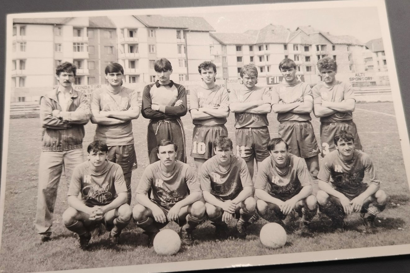 Egy 35 évvel ezelőtti felvétel. Felső sor: Kerekes Ágoston edző, Papp Ernő, Bona Dániel, Szvinyuk Róbert, Faragó Zoltán, Balázs Árpád (Róka). Alsó sor: Péter István, Vojkuj Csaba, Szabó László, Albu László, Fănel Mihăilă •  Fotó: Kerekes Ágoston