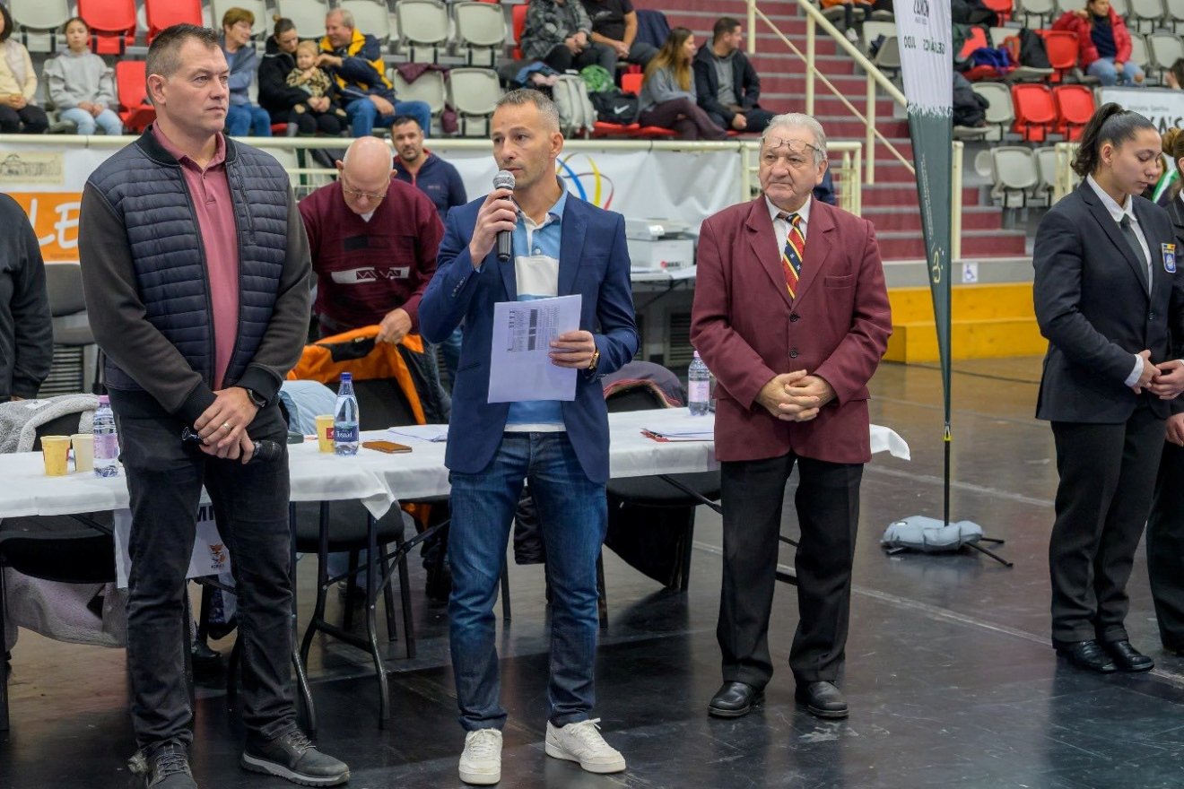 A VIII. Molekula Kupa megnyitóján Roman Ioan, a Román Dzsúdószövetség (FRJ) képviselője (jobb oldalon), Ábrahám Előd Lajos, a Megyei Dzsúdószövetség (AJJ) képviseletében (bal oldalon) és Sinka Szabolcs főszervező (középen) köszöntötte a sportolókat és az egybegyűlteket •  Fotó: Koka’s Judo Sport Klub