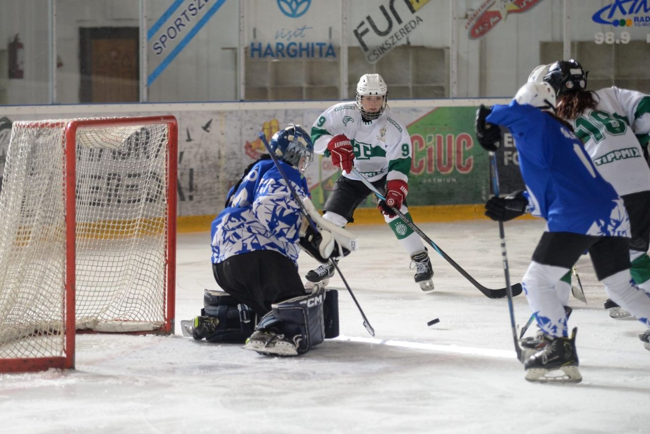 Túl hamar nagy hátrányba került a kék-fehér együttes •  Fotó: Csíkszeredai Sportklub Női Jégkorong
