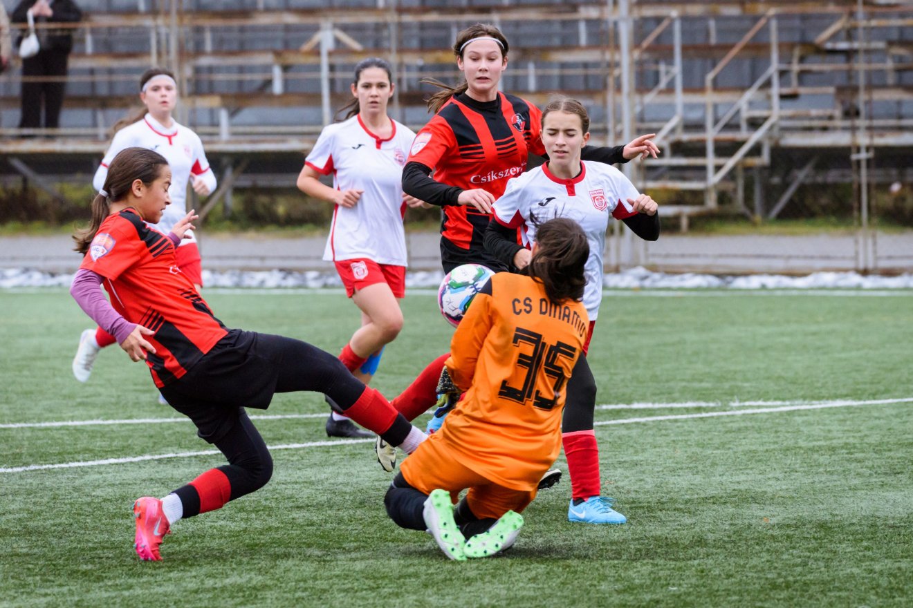 Az U19-esek a CS Bukaresti Dinamo csapatát győzték le az Erőss Zsolt Aréna műfüves pályáján •  Fotó: FK Csíkszereda