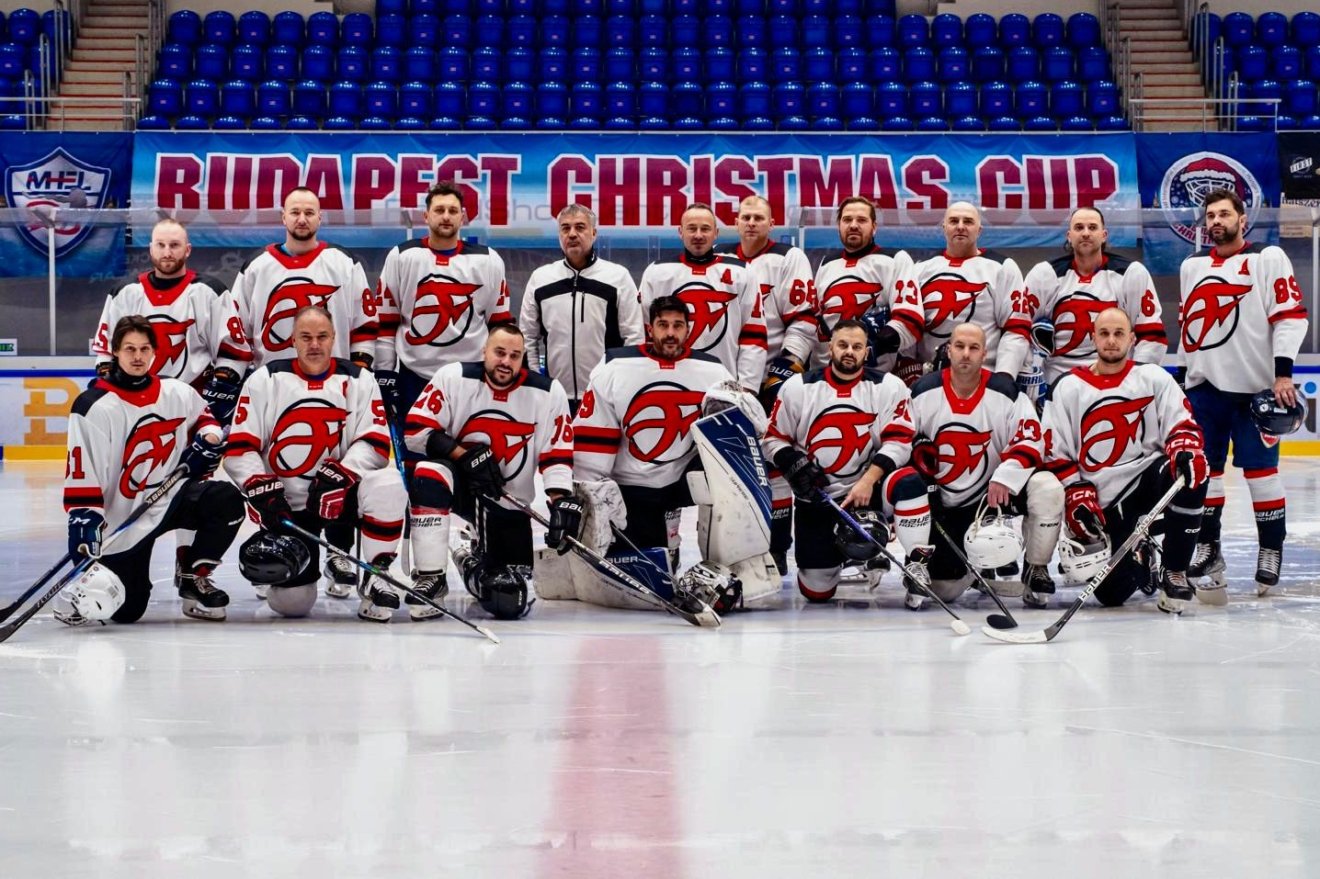 Az ezüstérmes Csíkszeredai Fortunato hokicsapata •  Fotó: Csergő Zsolt