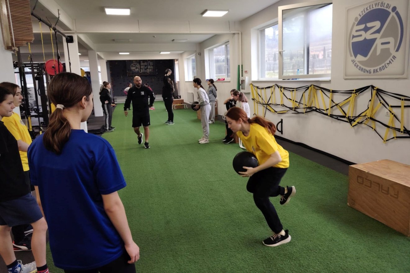 &bullet;  Fotó: Román Jégkorong-szövetség (FRHG)