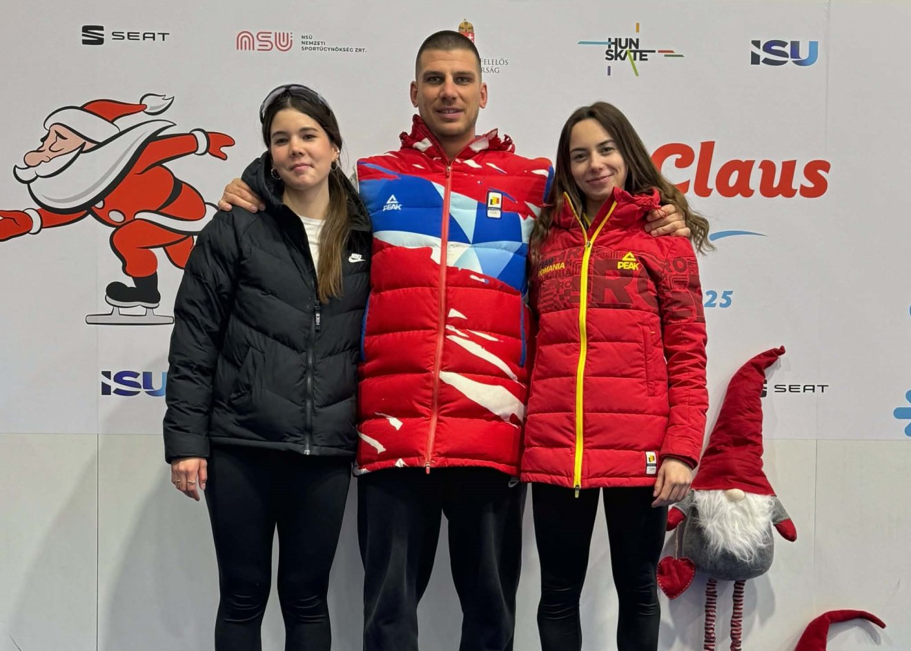 Balról jobbra László Judit Sára, Kalamár Zsolt edző és Barta Nóra &bullet;  Fotó: Csíkszeredai ISK