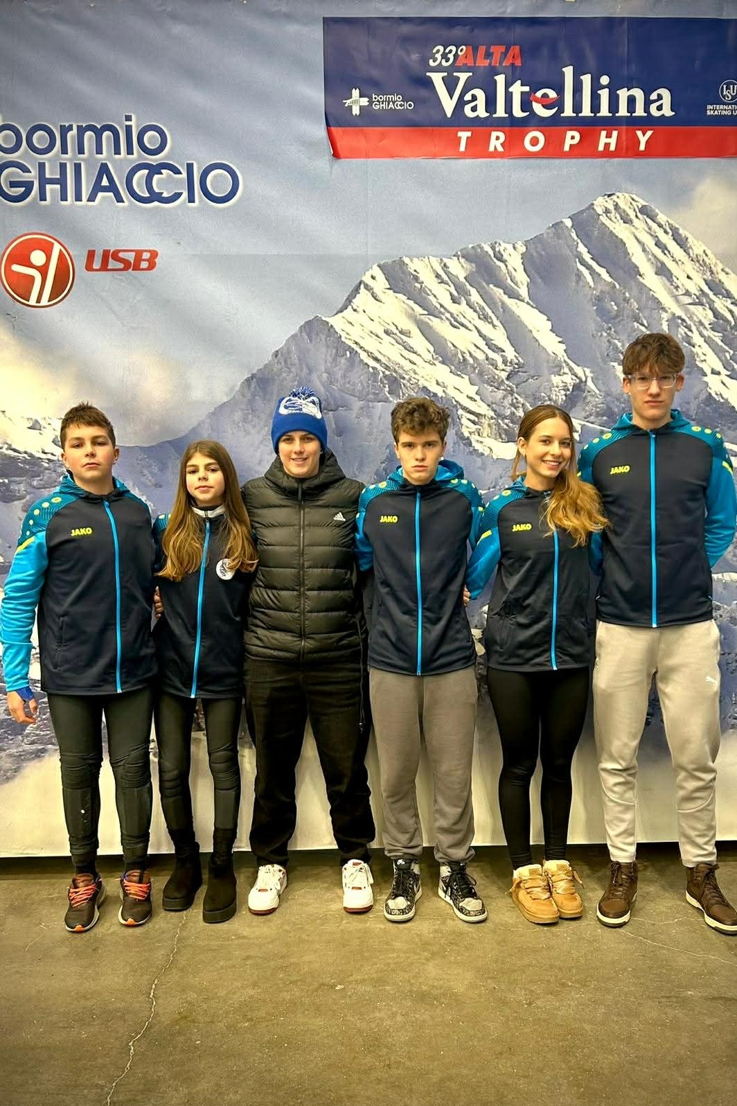 A Sportklub gyorskorcsolya-csapata a Bormiói versenyen. •  Fotó: Csíkszeredai Sportklub Gyorskorcsolya