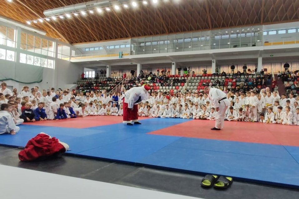 Az V. Székely Judo Kupán a mikulás is tatamira lépett •  Fotó: Csíkszeredai VSK