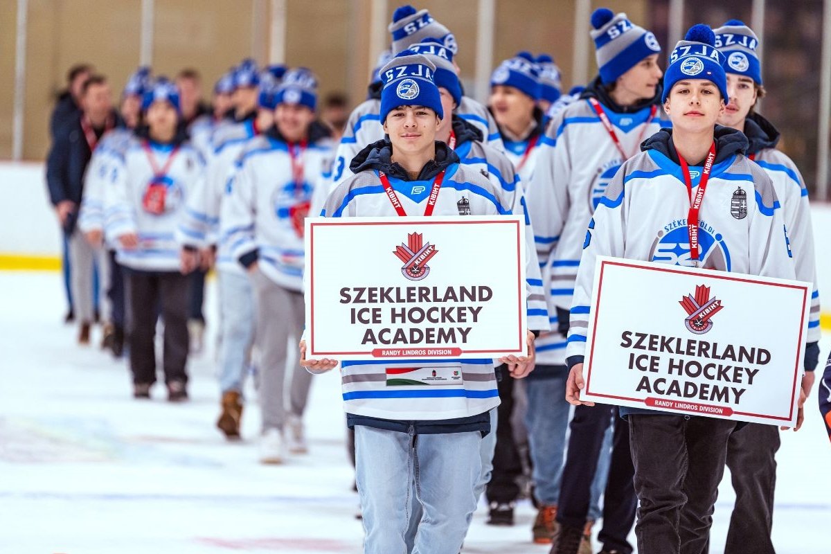 A székelyföldi csapat a kanadai torna nyitóünnepségén &bullet;  Fotó: Székelyföldi Jégkorong Akadámia