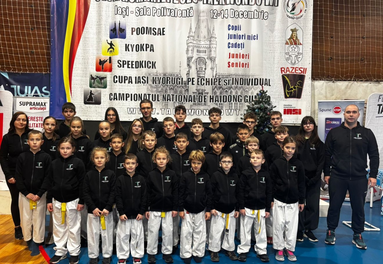 A Csíki Titánok küldöttsége Jászvásáron. A két szélen Dombi Éva és Dombi Gyula edzők &bullet;  Fotó: Csíki Titánok