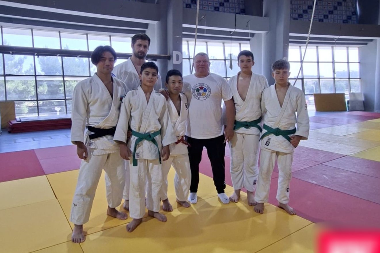 A csíkszentdomokosi dzsúdósok Kazuhiko Tokuno nagymester társaságában (balról a negyedik) •  Fotó: Csíkszentdomokosi Judo Klub
