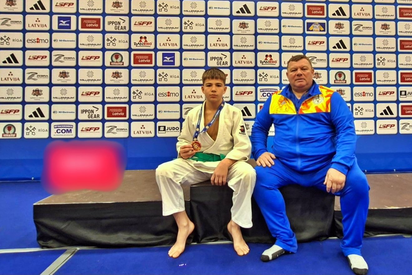 Bal oldalon Erőss Dániel, mellette edzője Szőcs László •  Fotó: Szőcs László