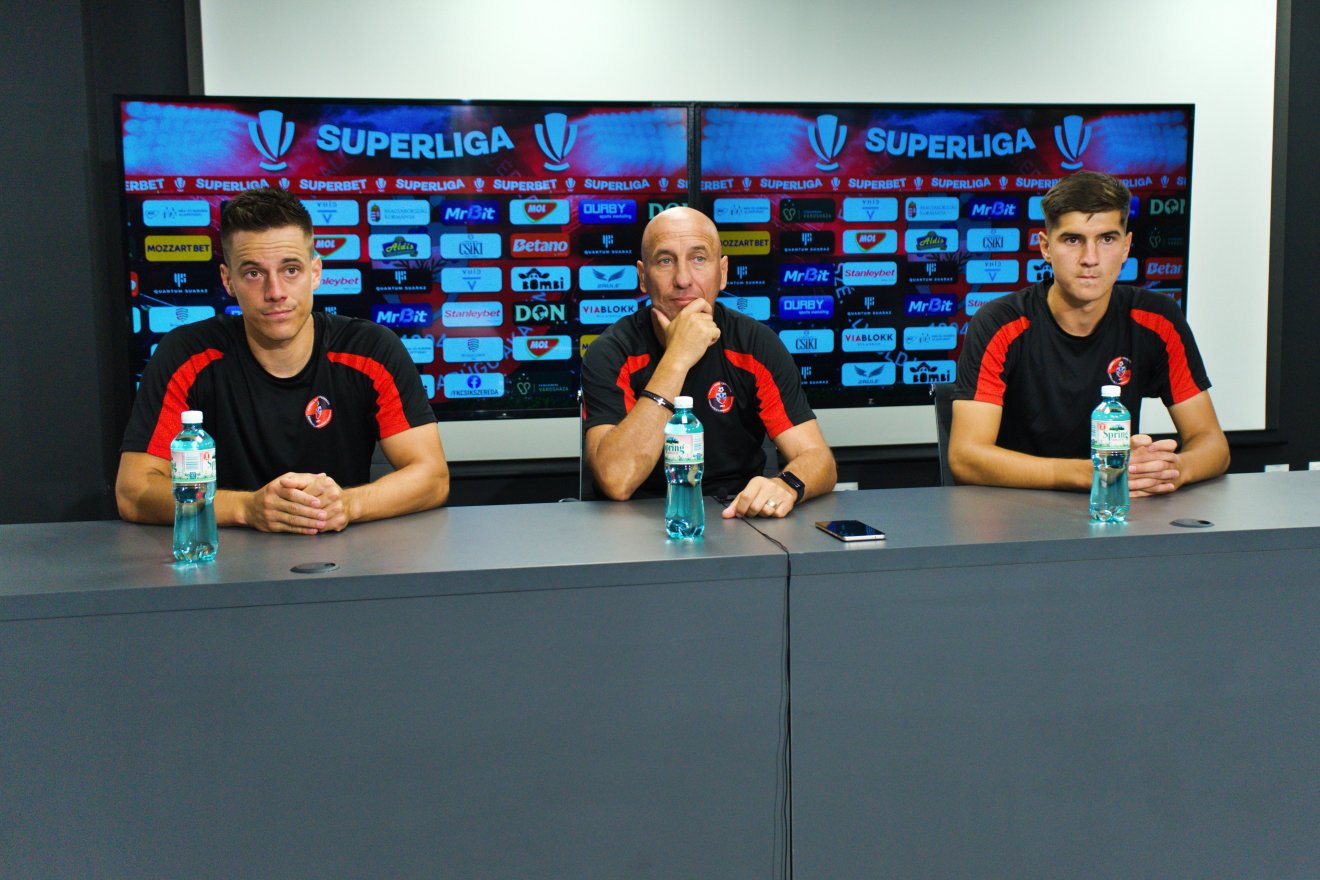 Ilyés Róbert vezetőedző, valamint Pászka Lóránd és Bödő Efraim Zoltán •  Fotó: Orbán László