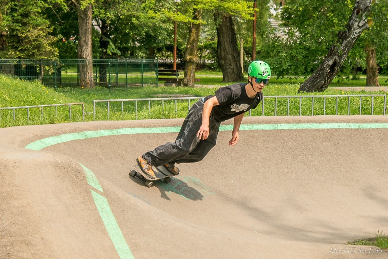 Gördeszkával a pumptrack pályán •  Fotó: Ride More Csíkszereda